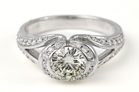 【一点もの】ベリーライトイエローダイヤモンド（1.047ct）K18WGリング　R67　K05098-H
