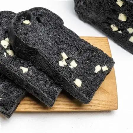 お餅のような食べ応え!竹炭を使用した”真っ黒な”竹炭食チーズ食パン(半斤)【配送不可地域：離島・北海道・沖縄県・四国・九州】【1474491】
