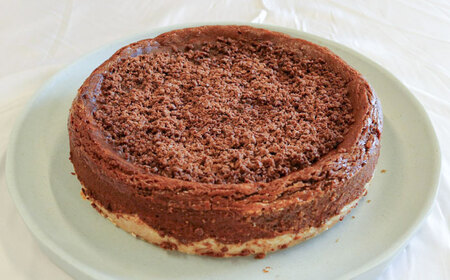 コザの町から生まれたチーズケーキ『チョコクランチ』Lホール (18cm / 700g) チーズケーキ ケーキ 冷凍 取り寄せ ギフト 沖縄市 / 株式会社ファーストマーク[BCBR005]