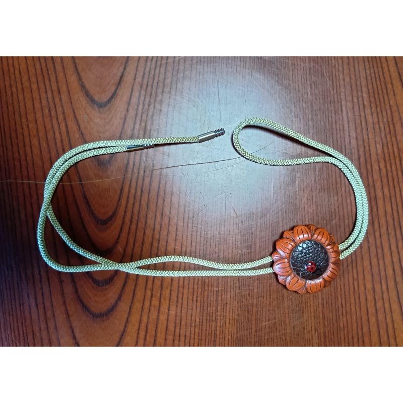 【ふるさと納税】鎌倉彫 ループタイ 漆塗り 伝統工芸品 アクセサリー ネクタイ 贈り物 ギフト プレゼント お祝い 漆 彫刻 花柄 手作り ハンドメイド 上品 和モダン 工芸 職人技 ファッション お取り寄せ ご当地 送料無料 神奈川県 逗子市