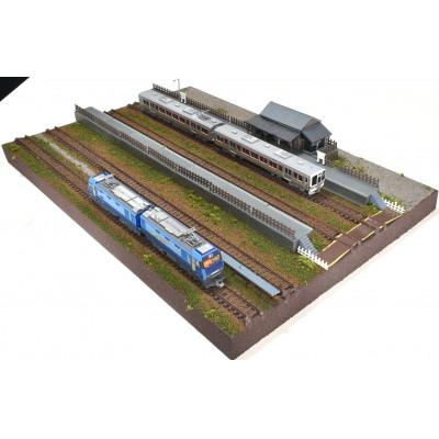 ふるさと納税 南箕輪村 Nゲージ用 鉄道模型用ジオラマ展示台 37x26cm 木造駅舎とホームと2線ヤード |  | 03
