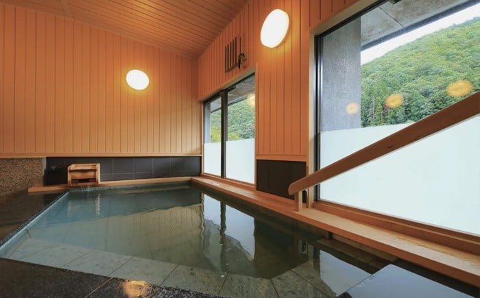 湯の花が浮かぶ100％源泉かけ流しの温泉をご堪能ください