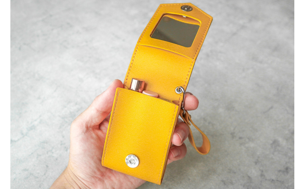 【イエロー】毎日の“ときめき”を仕込めるリップケース　リップクリームホルダー　キーホルダーストラップ　【ミラー付き・3本入る】