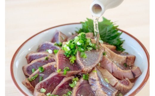 【 産地直送 】 本場 高知 藁焼き かつお タタキ 450g ? 500g ( にんにく ・ 特製タレ 付 ) 新鮮 小島水産 こだわり 逸品 小分け 真空 個包装 高知 県産 土佐 産地直送 年末