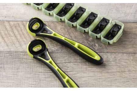 ＜３Dヘッド機構でなめらかな剃り味５枚刃カミソリ＞ ■ Xｆｉｔ（クロスフィット） 敏感肌用バリューパック （本体２本＋替刃８個） ◇ 貝印