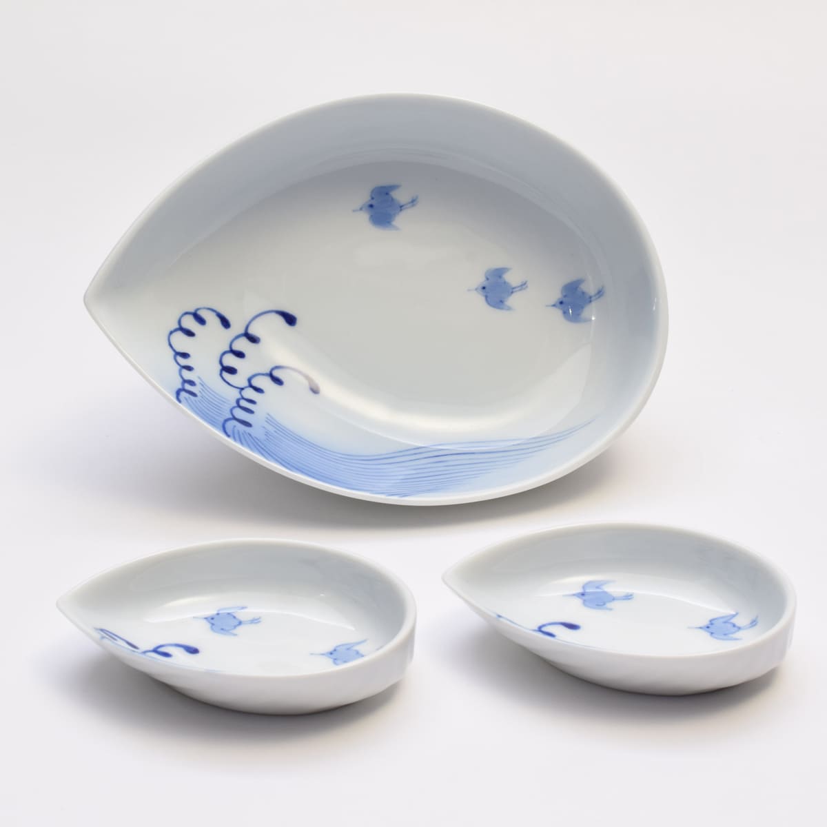 【ふるさと納税】有田焼 染付波千鳥 刺身皿・組千代口【深川製磁】食器 器 うつわ 食器セット 皿 刺身皿 醤油皿 小皿 鳥 千鳥 染付 食洗機対応 A80-60