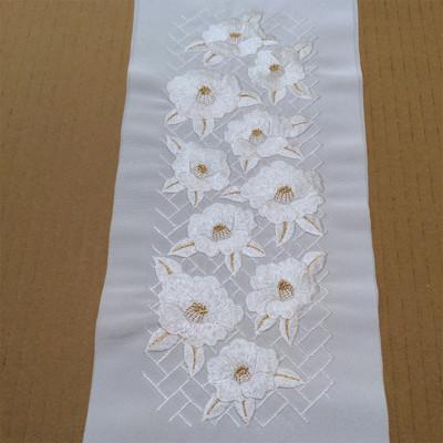 ふるさと納税 伊丹市 半衿　椿　白地に白とゴールド　刺繍 [54030412] |  | 01