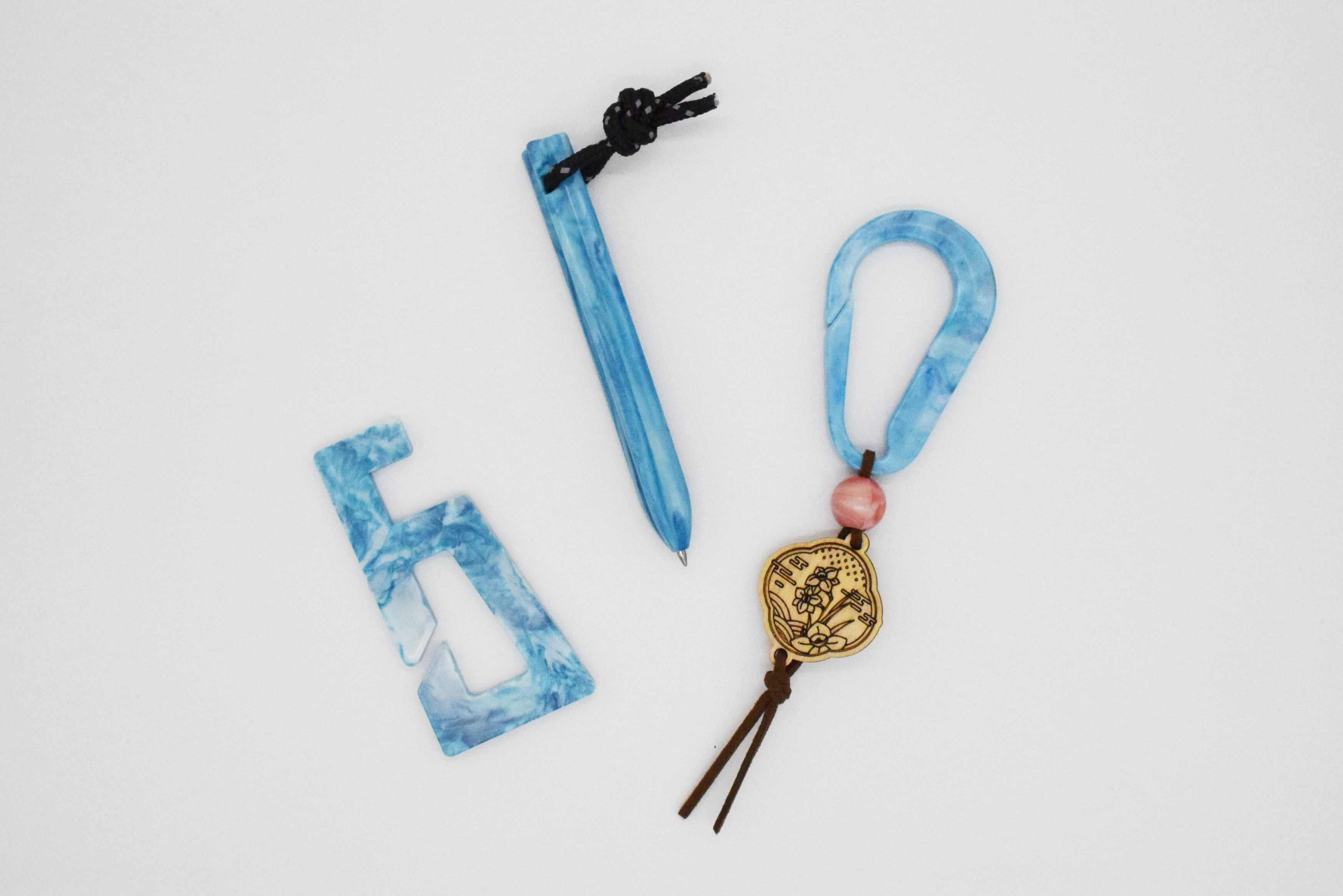 
                  越前海岸と若狭湾に漂着した海ごみで作ったグッズの詰め合わせ（スマホスタンド、カラビナキーホルダー、ミニボールペン）（寄付の使い道に「福井県内でのSDGs推進活動を応援」を選択された県外在住の方のみ）
                