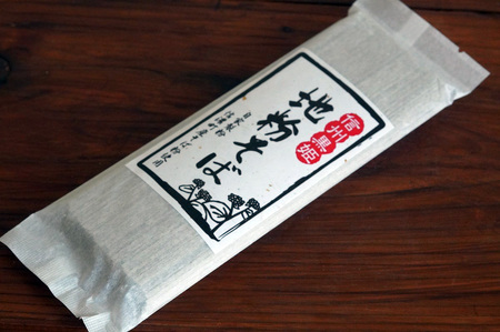【ふるさと納税】池田商店「信州黒姫 地粉そばセット」16食分（乾麺200g×8把+つゆ8袋付き）。信濃町産そば粉をふんだんに使った中太麺の田舎そば【長野県信濃町】