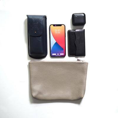 ふるさと納税 鎌倉市 MASSTARD -MINIMAL LEATHER POUCH MEDIUM- GREIGE |  | 01