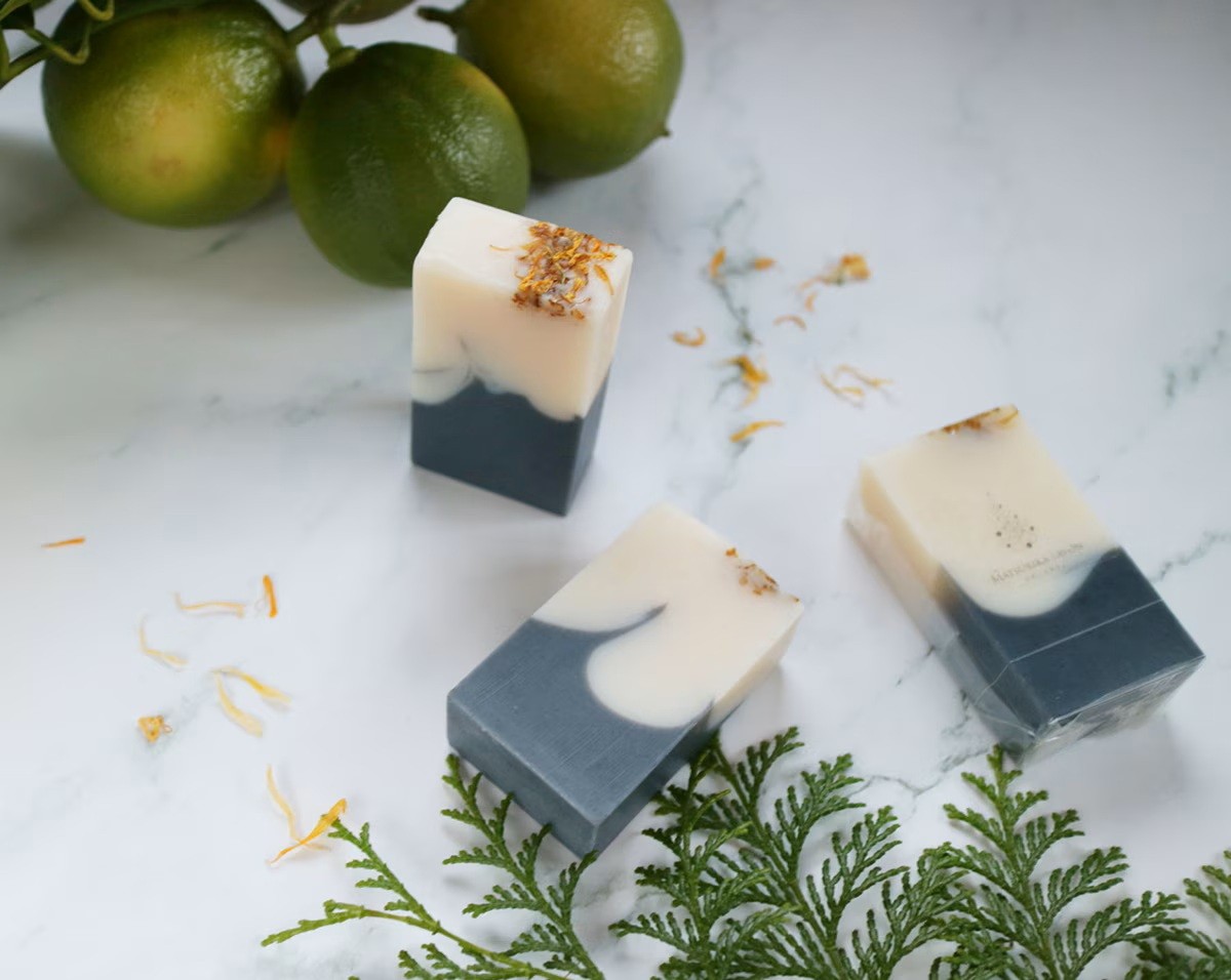 岡山県北のひのきの葉と小枝を丁寧に抽出した精油とベルガモットを合わせた生石けんです。