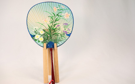 岐阜市特産の伝統工芸【岐阜うちわ】水うちわ(玉子形)百合柄 うちわ立て付き【美濃和紙】 団扇 手作り 伝統工芸品 岐阜市/住井冨次郎商店[ANBH003]