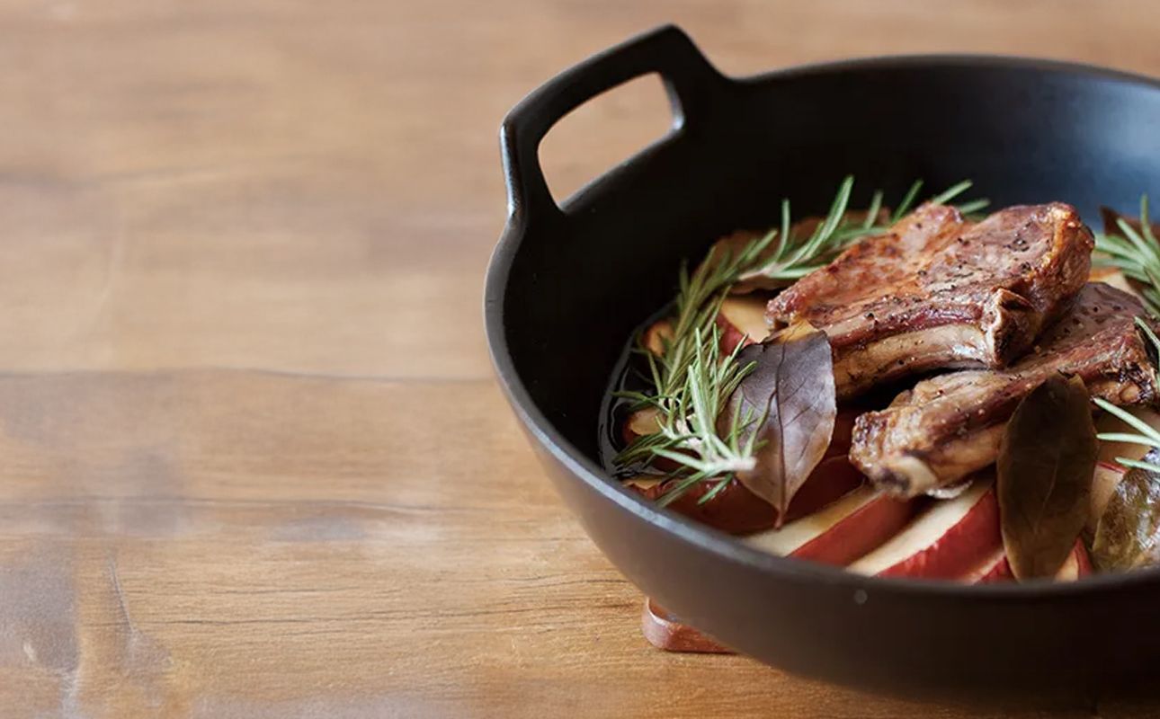 【萬古焼（ばんこやき）】スタイリッシュな浅型円形デザインの西洋土鍋 4th-market  ロティ グリルキャセロール 白1個【鍋、土 鍋、煮物、スープ、万能、肉料理、魚料理、焼野菜、おしゃれ、かわい