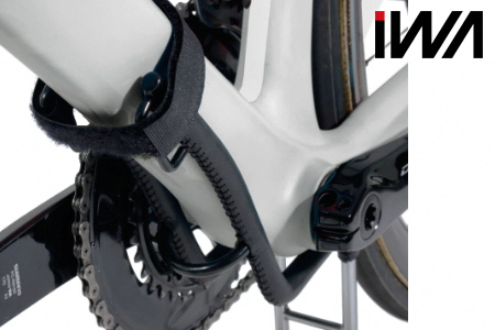 老舗家具メーカー「カリモク家具」と共同開発した高級天然木材のロードバイクスタンド「iWA1匠」 ウォールナット【0186】