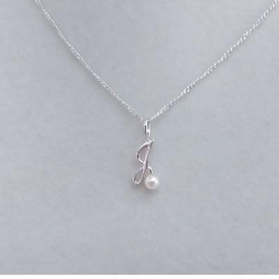 ふるさと納税 鳥羽市 伊勢志摩あこや本真珠ペンダントイニシャル(J)W ・SV製 J-96Jw |  | 01