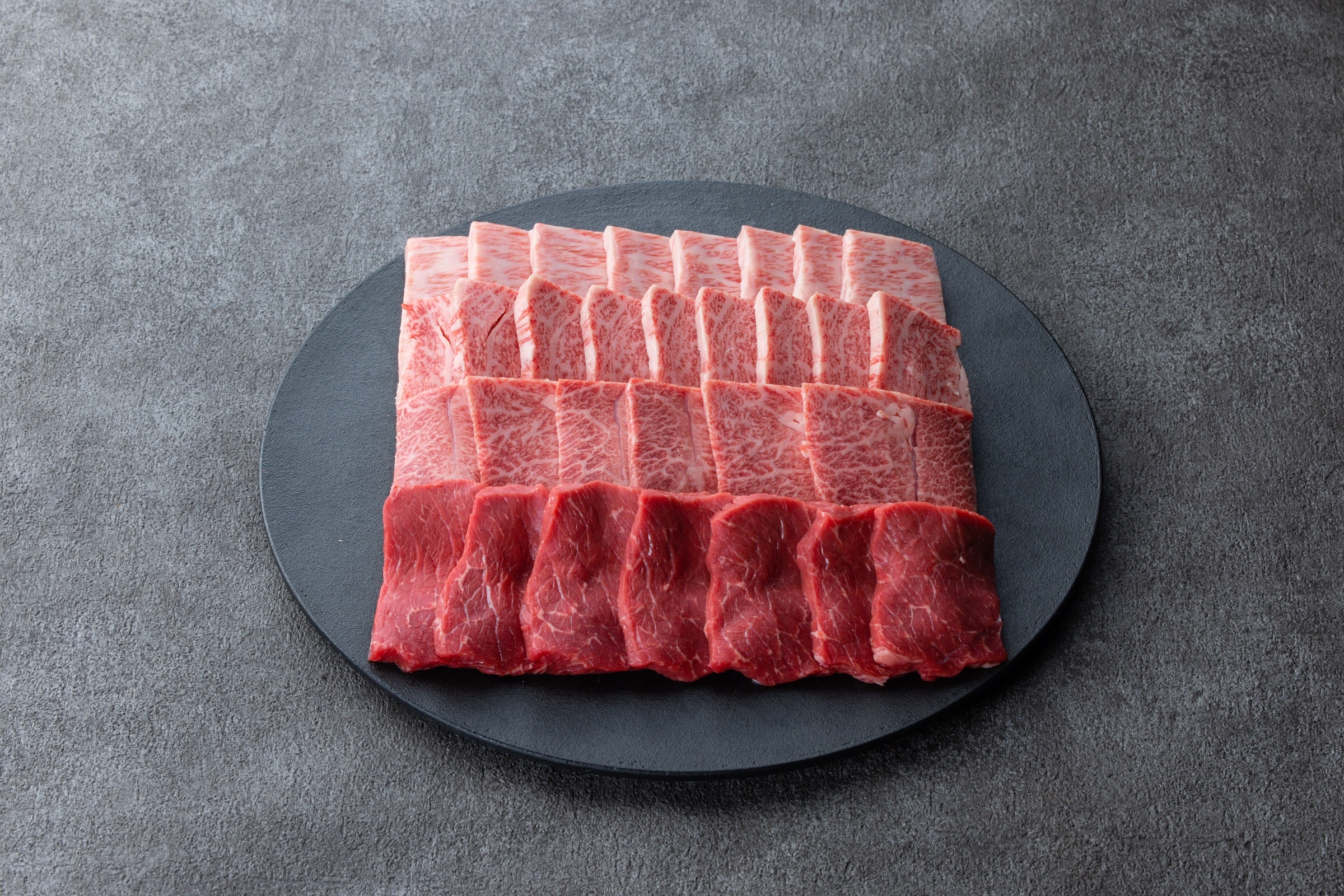 
            鳥取和牛 3つの部位の焼肉盛り合わせ 300g
          