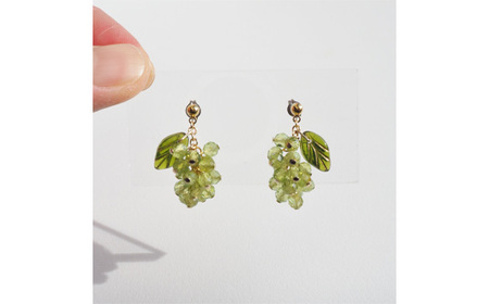 No.530-01 ぶどうのピアス 天然石使用 ペリドット［マスカット］金属アレルギー対応 チタン製ピアス ハンドメイド