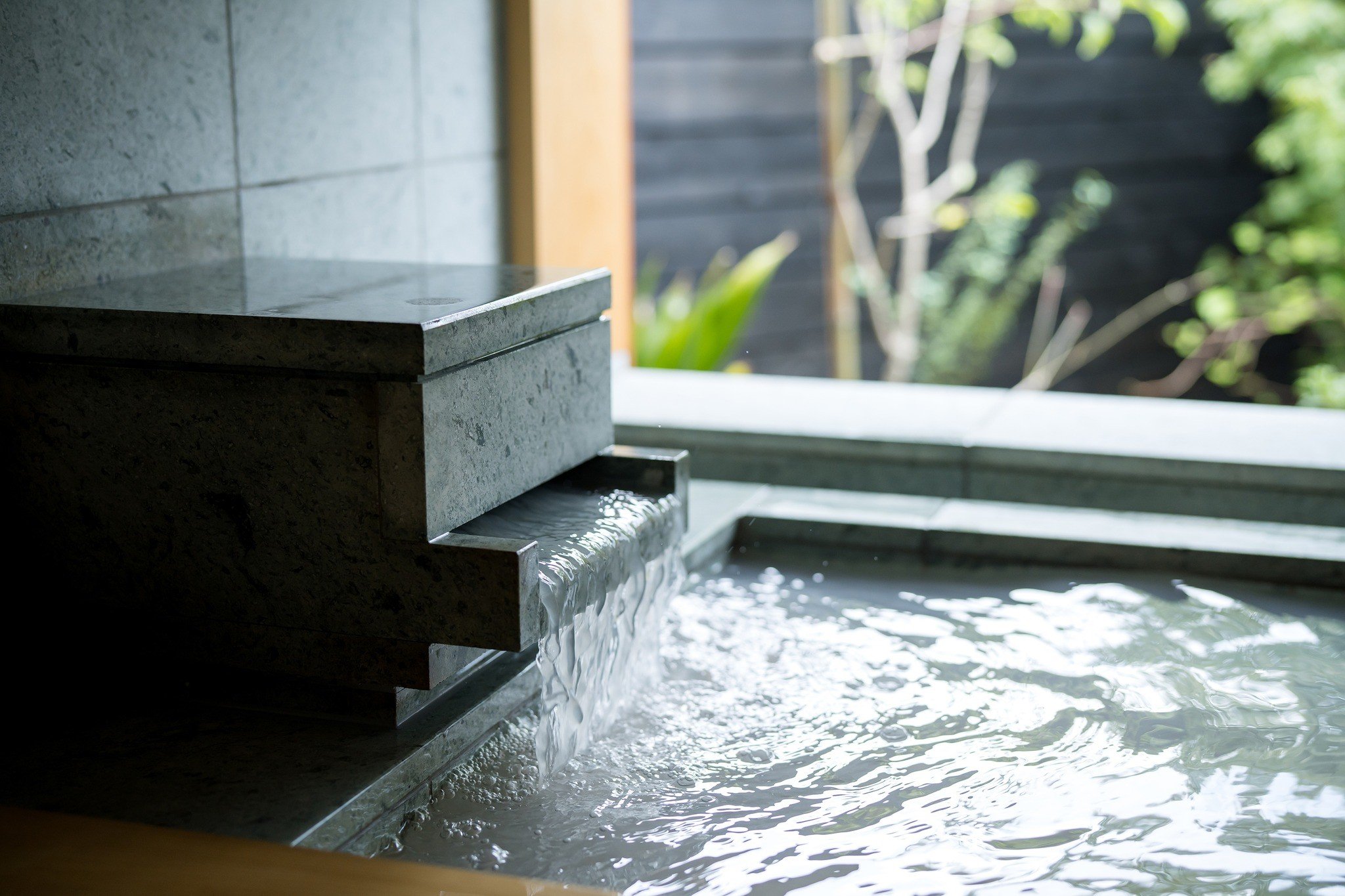 自家源泉のお湯はとろとろのまるで美容液のような泉質。何度も入りたくなる温泉です。