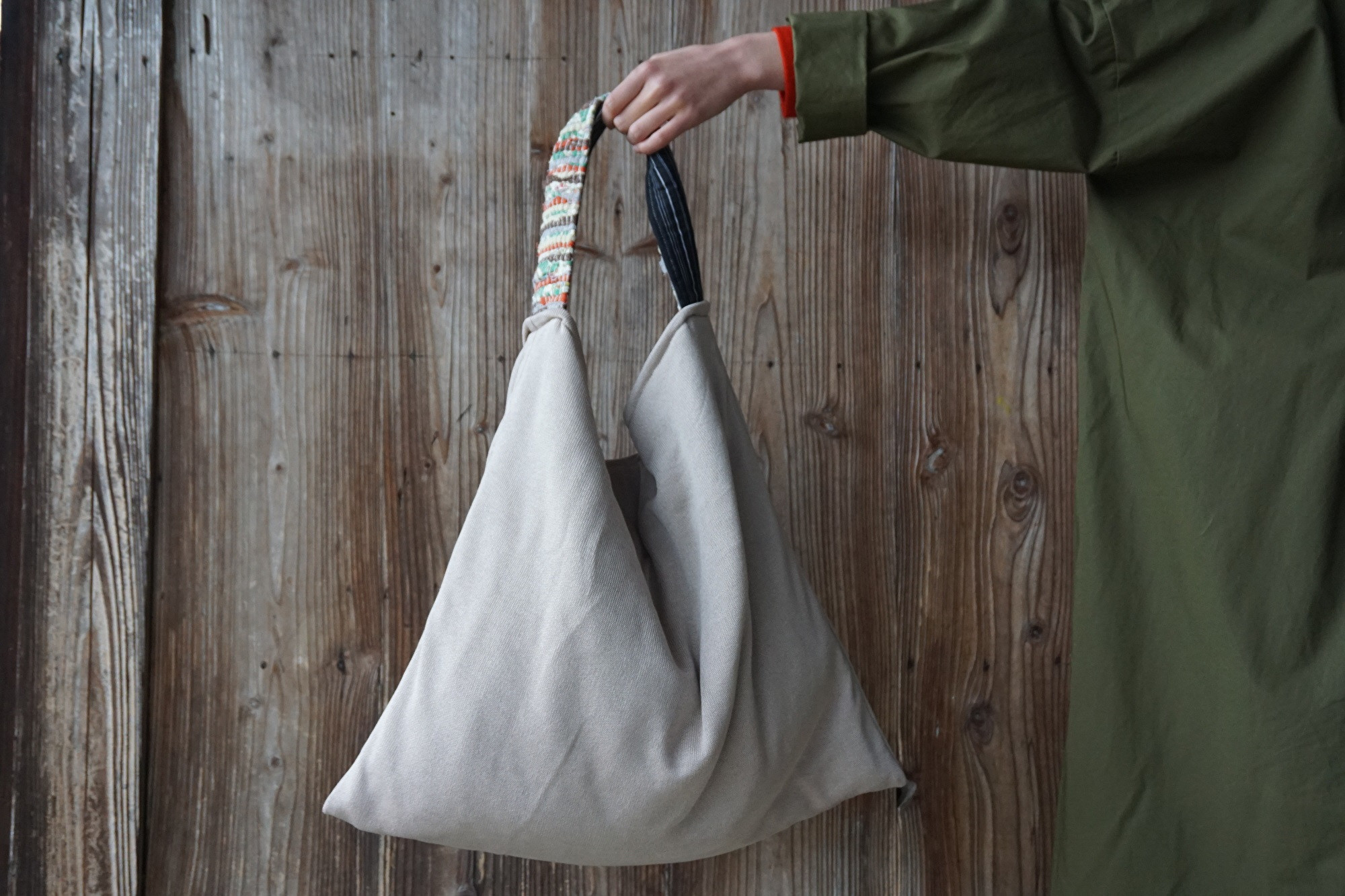 
【想い出の布でお作りする世界に1つのomoide bag】裂き織り ワンハンドル ショルダーバッグ 想い出 島根県松江市/covaci MAJIBON [ALAR001]
