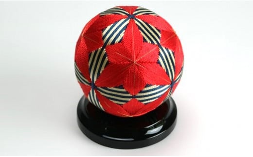 【加賀花てまり】（かえで）花てまり・大［黒塗台］  | 雑貨 日用品 インテリア 置物 オブジェ 和風 和雑貨 手まり 金沢 伝統工芸 手作り 装飾品 デコレーション 和風インテリア ギフト プレゼント クラフト ホームデコ 花てまり 文化 工芸品 人気 おすすめ 送料無料 石川 金沢 加賀百万石 加賀 百万石 北陸 北陸復興 北陸支援