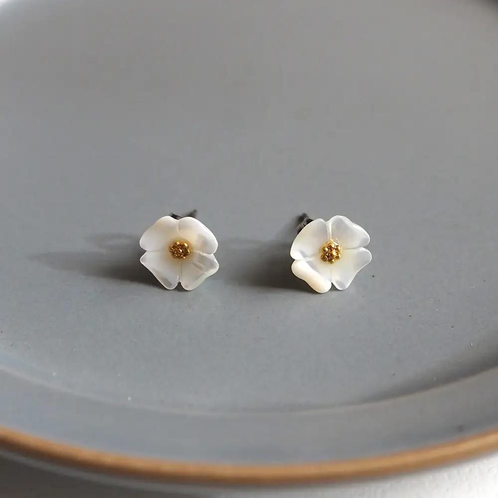 シェルのピアス ハナミズキ［ミニ］ チタン製ピアス ハンドメイド No.040-03