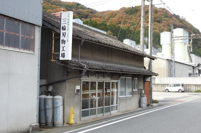 高梁川沿いにある工場。夏は暑いですが、時折吹く川からの風に癒されます