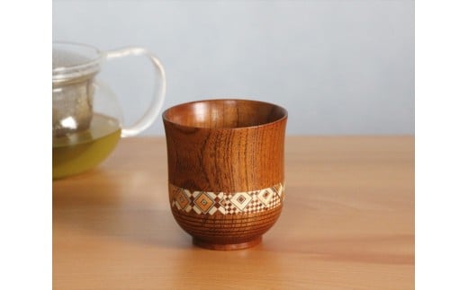 
            【箱根寄木細工　湯呑 大】寄木を配した木製湯呑は軽くて割れにくく、お茶の時間をより楽しめます！【 キッチン用品 食器 雑貨 日用品 木製食器　職人メイド 工芸品 職人の手作り おしゃれ食器 神奈川県 小田原市 】
          