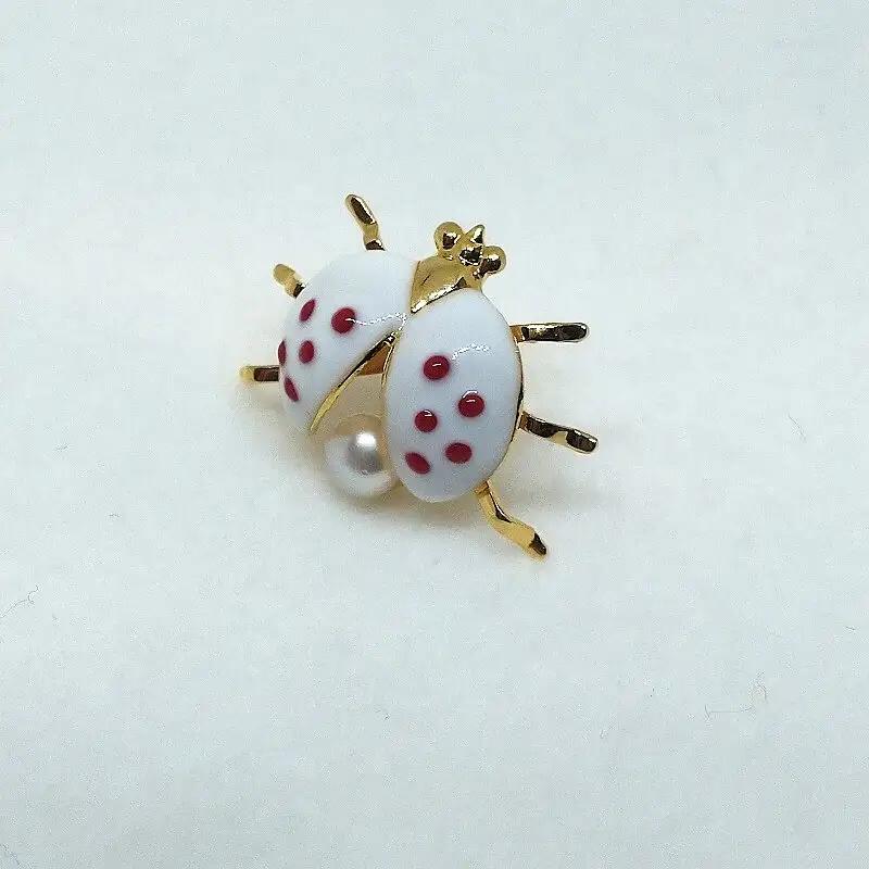 2114 真珠ピンブローチ・てんとう虫（白）（淡水本真珠・ボタン） 贈り物 かわいい カジュアル オシャレ クリスマスプレゼント アクセサリー