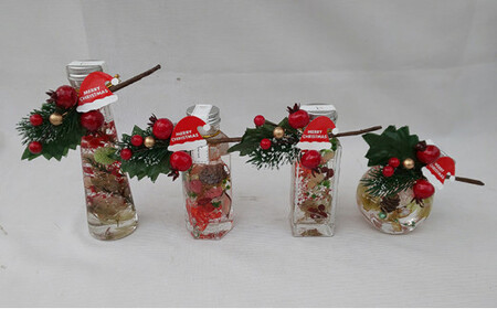 サンタの帽子つきのクリスマスハーバリウムと赤を基調とした迎春ハーバリウム　Sサイズおまかせ2本セット ｜ インテリア 植物 お花 お正月 イベント 冬 鮮やか 鑑賞 手入れ不要 ガラス 癒し ※離島へ