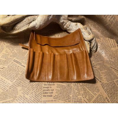 ふるさと納税 栗東市 蹄鉄バックルロールペンケース(キャメル) |  | 01