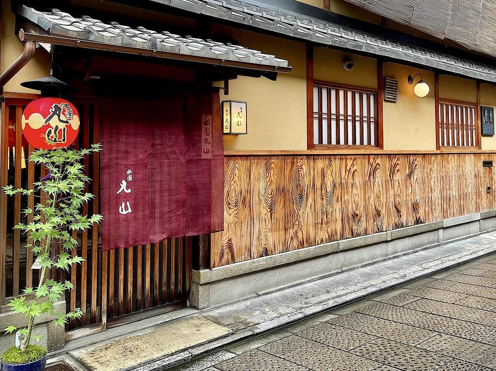 【京都 祇園丸山】40,000円コース ペアお食事券(ランチ・ディナー共通利用可 １年間有効)［ 京都 祇園 料亭 名店 ミシュラン 京料理 和食 食事券 チケット ふるさと納税 ］  261009_A-TT005