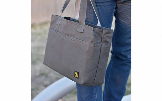 取り外し可能な仕切り付き スクエアポケポケトート／A4　マスタード