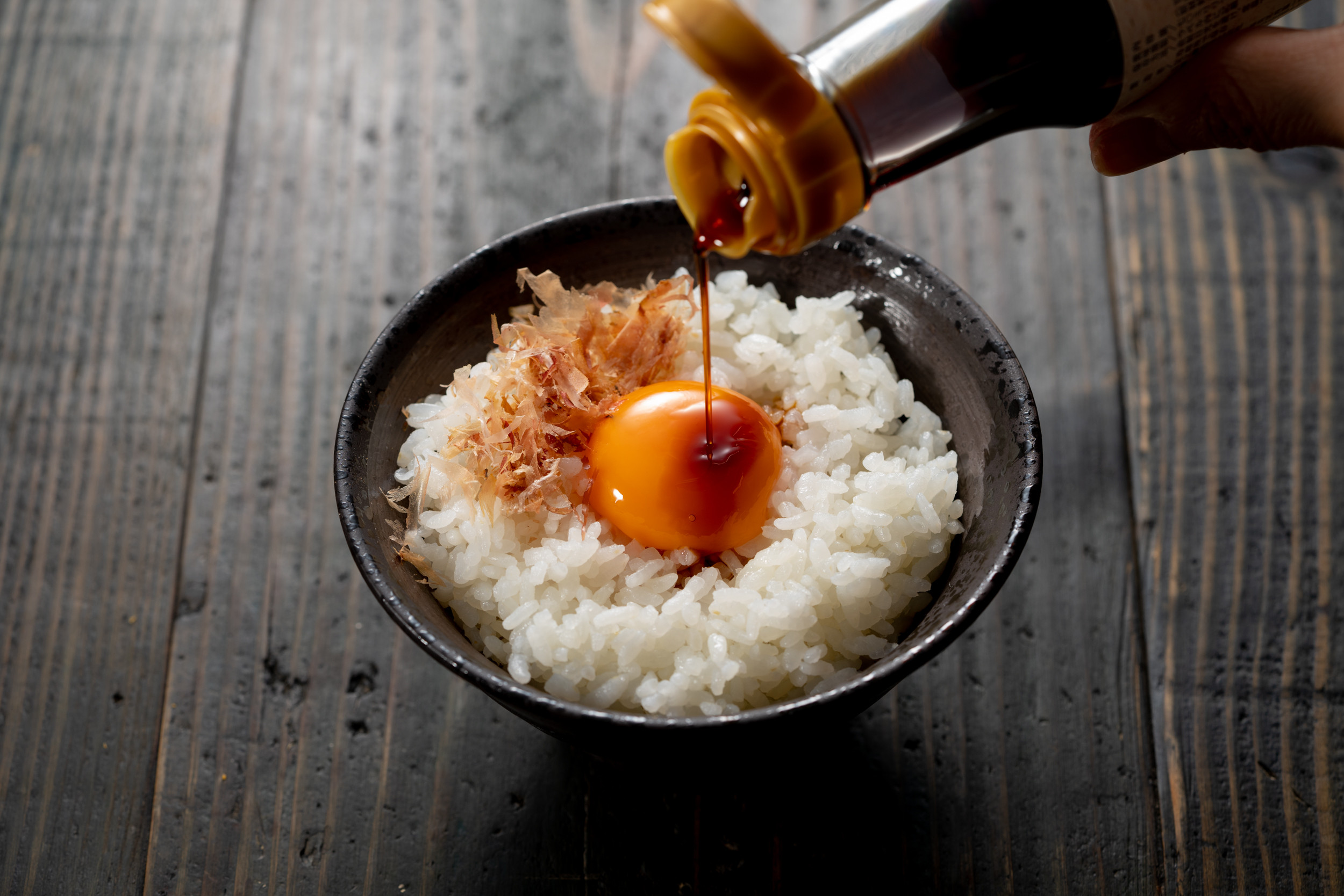 かけ醤油は、本醸造醤油にかつおだし、みりんなどを加えて風味良く仕上げたまろやかな甘口醤油。卵かけご飯、おひたし、冷奴にかけて。