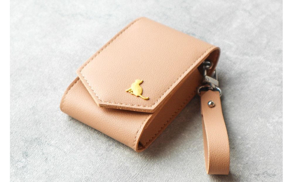 【ベージュ】毎日の“ときめき”を仕込めるリップケース　リップクリームホルダー　キーホルダーストラップ【ミラー付き・3本入る】