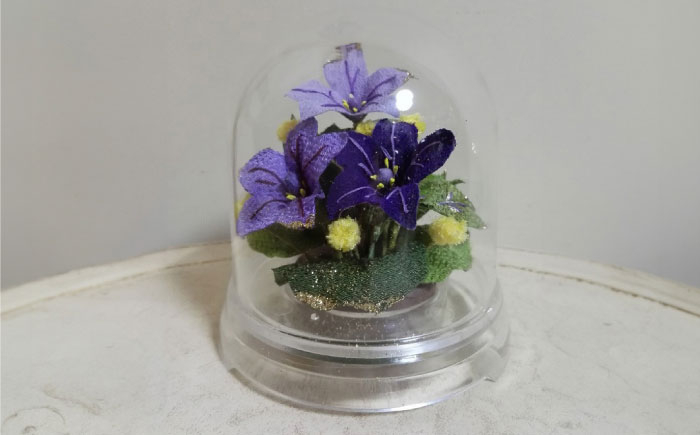 
                  ドーム花器の花装飾（小）＜ききょう・オミナエシ＞　らんまん 花 雑貨 造花 インテリア お祝い ギフト 贈答 人気 送料無料 高知市 【花工房美呂】 [ATCO011]
                