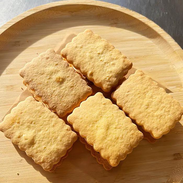 Unim至福のレーズンバターサンド ／ レーズンバターサンド ラムレーズン 熟成ラム 大粒レーズン バタークリーム ホワイトチョコ ご褒美スイーツ お取り寄せスイーツ ティータイム おうちカフェ 洋菓