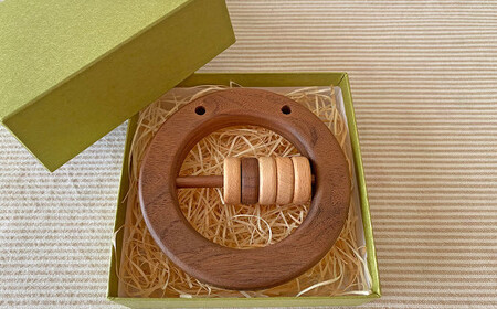 赤ちゃんのおもちゃ「かたかた」（くろまる）