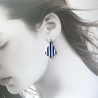 ふるさと納税 茅ヶ崎市 ArtOpus. イヤリング ストライプ ディアマンテ ラクリマ W D青 湘南 茅ヶ崎市 陶磁器 |  | 01