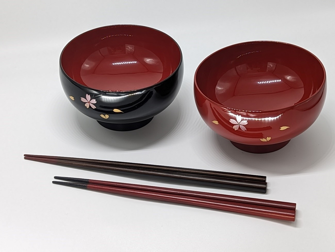 
                  川連漆器 福汁椀 夫婦桜 塗分け箸セット 漆器 汁椀 福汁椀 夫婦椀 夫婦セット ペア 食器 和食器 日本製 伝統工芸 工芸品 秋田 秋田県 湯沢 【秋田県漆器工業協同組合】[H5-5401]
                