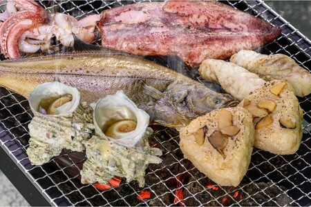 【海鮮 BBQセット】BBQに最適！誰でも簡単に焼ける サザエ＆白イカ＆干物セットにサザエご飯のおにぎり付き 海鮮BBQセット 4人用 ※万能ダシ付き ＜ボイルサザエ・ぷりぷりの白イカ・人気干物数種・