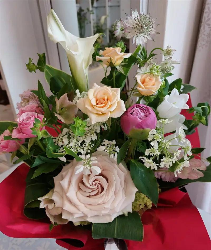 季節の生花アレンジ　Mサイズ 【 フラワー アレンジメント お花 ギフト プレゼント 贈り物 誕生日 お祝い 神奈川県 小田原市 フラワー アレンジメント】