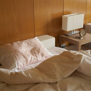 【南砺市】松井機業「城端しけ絹」全身整う 美髪枕カバー【朱鷺色（薄ピンク）】×美肌タオルセット