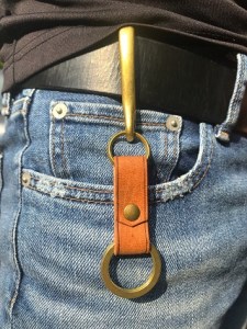 鹿革と真鍮のベルトフックキーホルダー【茶・無染色】革小物 レザー キーリング 革製品 ハンドメイド レザークラフト アクセサリー お洒落 おしゃれ ギフト プレゼント【R00464】