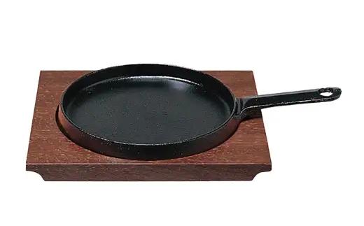 トキワ鉄器 ステーキ皿 （ 木台タイプ ） 柄付浅型大 22cm 324 くわな鋳物 職人 蓄熱性 保温力 浅型 柄付 お皿 皿 食器 オシャレ 日常使い 重厚感 伝統 匠の技 食卓 鉄板 プレート
