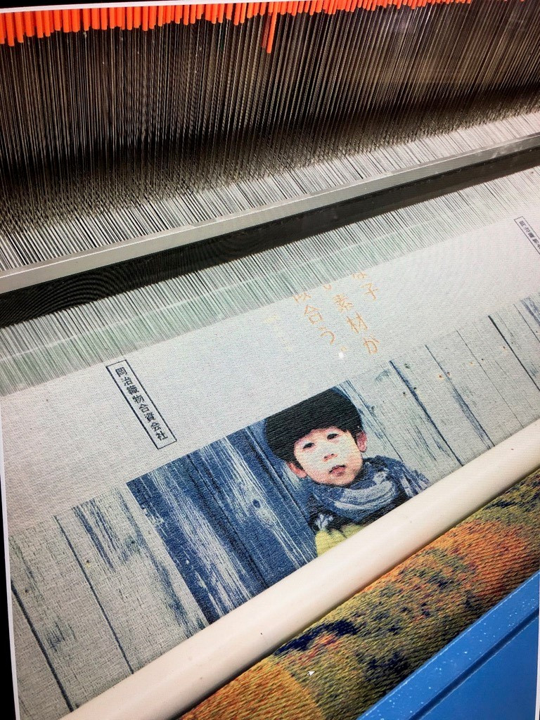 写真を織物で再現。精巧な技術で細かい柄も表現します。織物ならではの味のあるパネルに仕上がります。