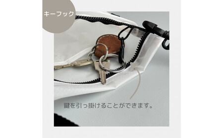 【白】雨の日にも！ポケット付き軽量ナイロンショルダーバッグ　サコッシュ　撥水ポシェット