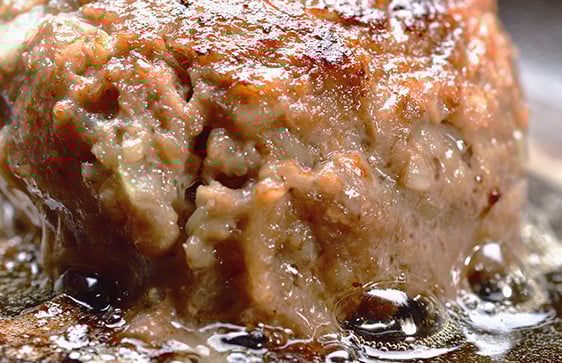 細挽きと粗挽きを混ぜることで、つなぎはしっかりゴロゴロ食感が楽しめるハンバーグが完成！