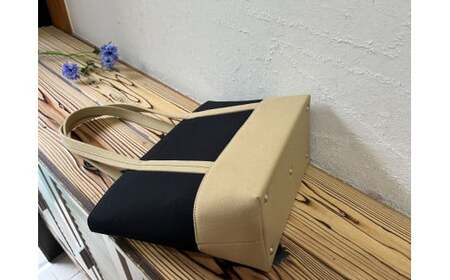 【AKIRAオリジナル】 中型レディストートバッグ ショルダータイプ 黒×ベージュ （軽量 軽い 日本製 キャンバス 帆布 横型 肩掛け 通勤 通学 大容量 上質 カジュアル オシャレ レディース）