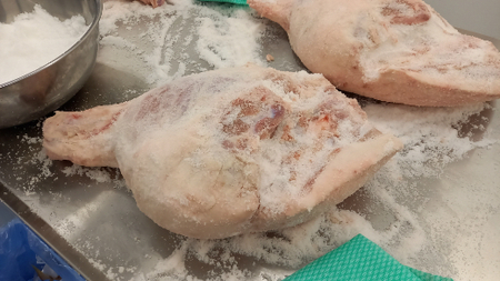 【総本家　肉のあさの】【ワークショップ】国産黒豚もも肉を使った生ハム手づくり体験（１本分）【AE17SM】