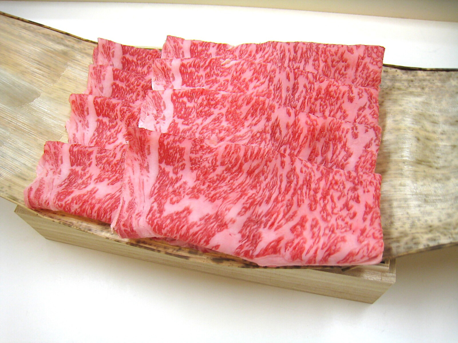 
            松阪牛 極上ロース しゃぶしゃぶ用 300g 極上の柔らかさ 化粧箱入り 柔らかい 松坂牛 松阪肉 霜降り 高級ブランド牛 ロース サーロイン リブロース 焼しゃぶ すき焼き 焼肉 自宅用 贈答品 ギフト お歳暮 お中元 牛肉 とろける 和牛 三重県 A4 A5 特産 NTY-23
          